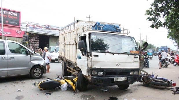 Bình Dương: Xe tải "điên" gây tai nạn liên hoàn, đôi nam nữ nguy kịch