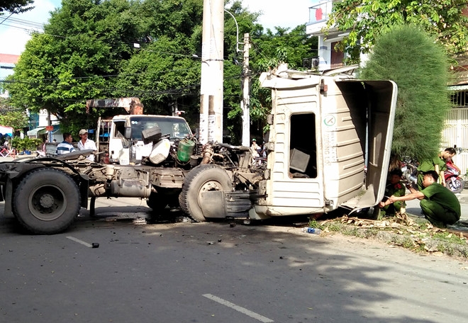 tp ho chi minh tai xe container tu vong trong cabin sau khi lao vao tru dien
