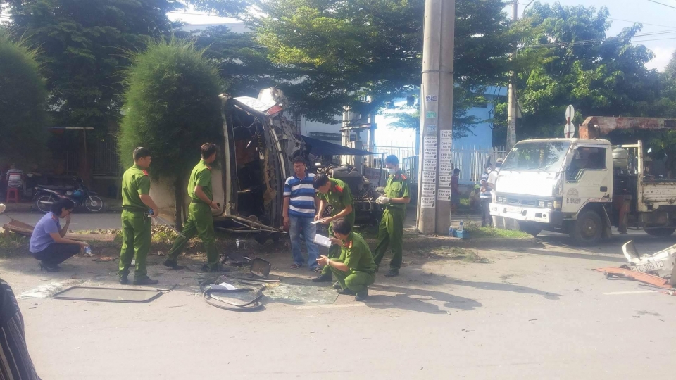 tp ho chi minh tai xe container tu vong trong cabin sau khi lao vao tru dien