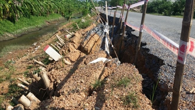 Phú Thọ: Con đường 15 tỉ vừa thi công xong đã sạt lở nghiêm trọng