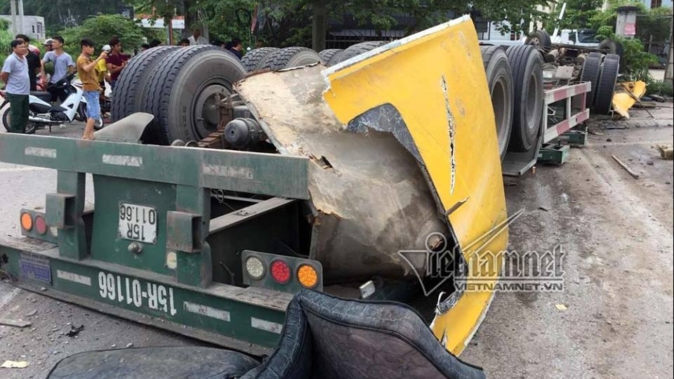 Quảng Ninh: Xe container lật nhào trên quốc lộ, tài xế nguy kịch