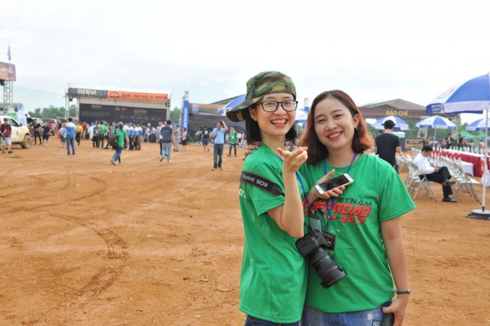 voc 2017 rang ro nhung bong hong giua chao lua