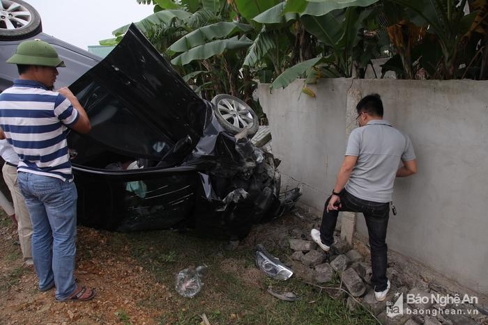 nghe an xe hop huc bay tuong rao trong cay chuoi ben duong n5