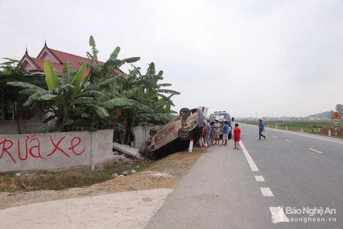 nghe an xe hop huc bay tuong rao trong cay chuoi ben duong n5