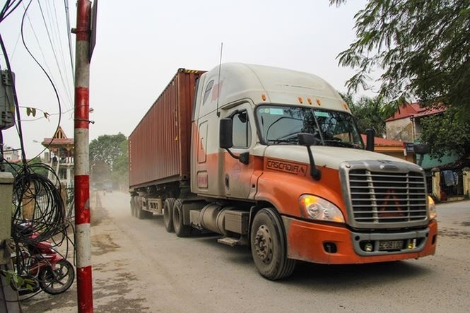 xe qua tai noi duoi nhau cay nat duong pho ha noi