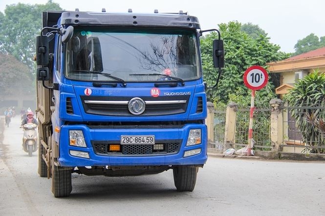 xe qua tai noi duoi nhau cay nat duong pho ha noi