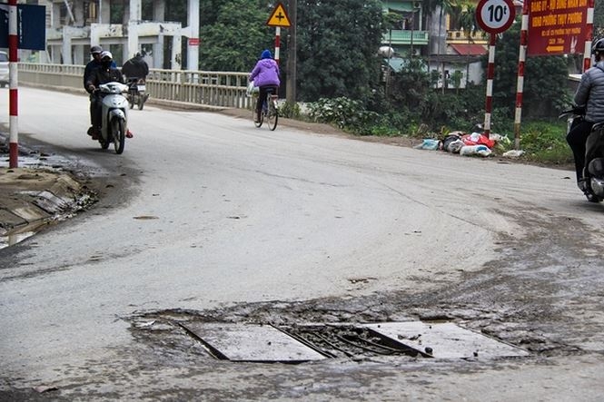 xe qua tai noi duoi nhau cay nat duong pho ha noi