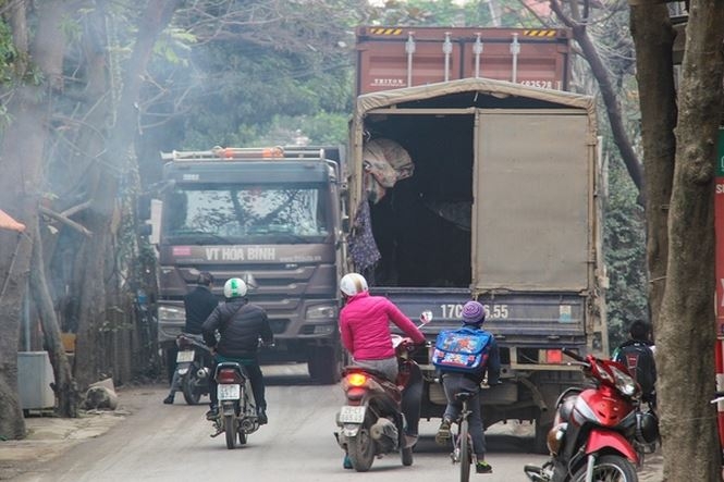 xe qua tai noi duoi nhau cay nat duong pho ha noi
