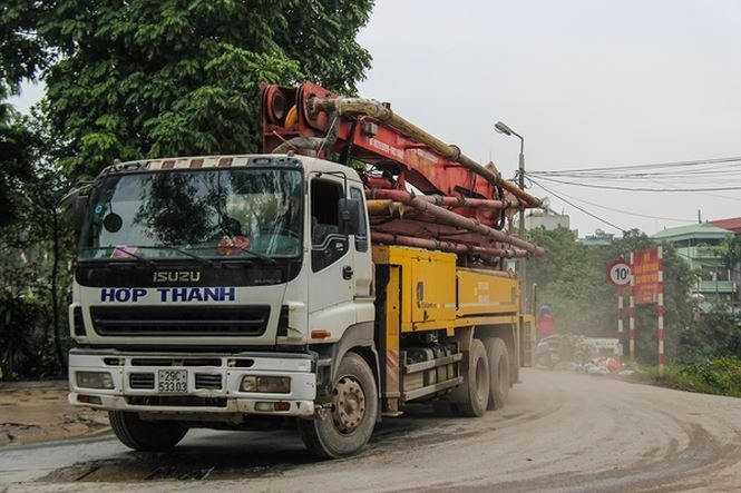 xe qua tai noi duoi nhau cay nat duong pho ha noi