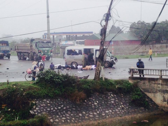 Hà Nam: Xe 16 chỗ va chạm kinh hoàng với xe tải, nhiều người thương vong