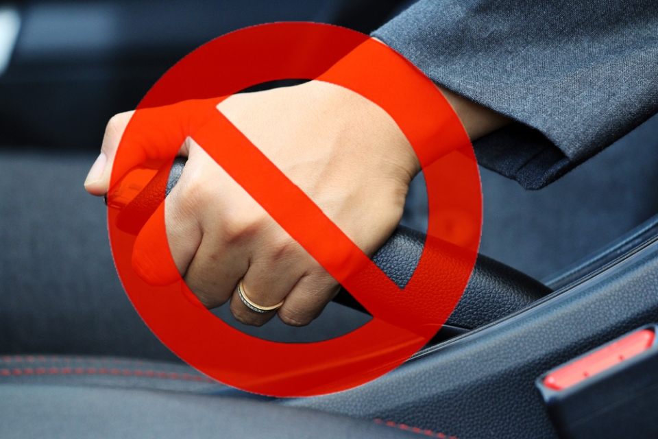 xe dang chay bi ket chan ga phai lam gi day