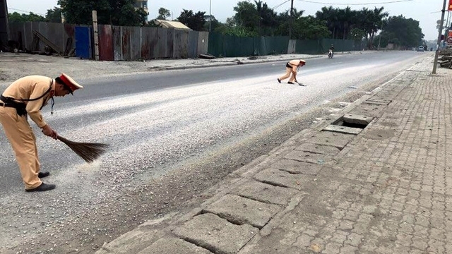 Hà Nội: Cảnh sát giao thông dẹp “bẫy” đá dăm trên đường