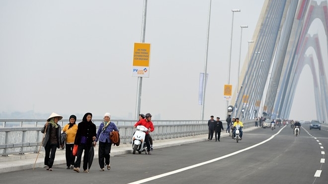 Xử phạt từ 350.000 - 700.000 đồng lỗi dừng xe gây nguy hiểm tại cầu Nhật Tân