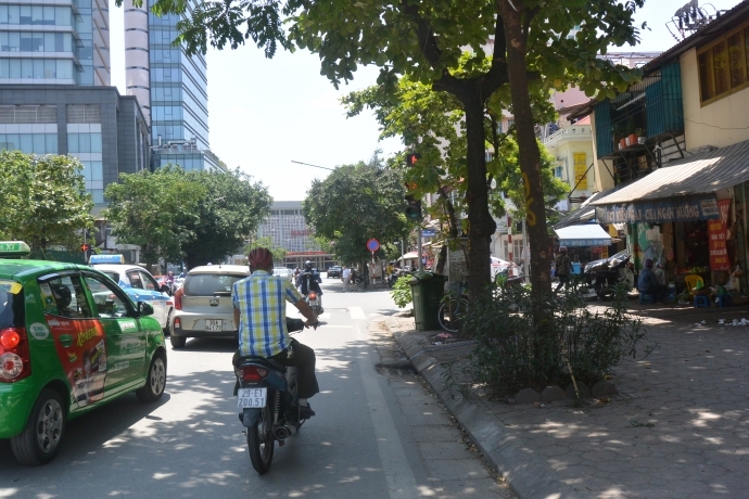 Hà Nội: Gần 200 biển báo bị che khuất được di dời, phát quang ha noi gan 200 bien bao bi che khuat duoc di doi phat quang