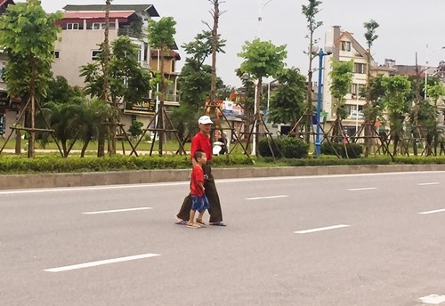 canh bao tinh trang nguoi di bo sang duong tuy tien