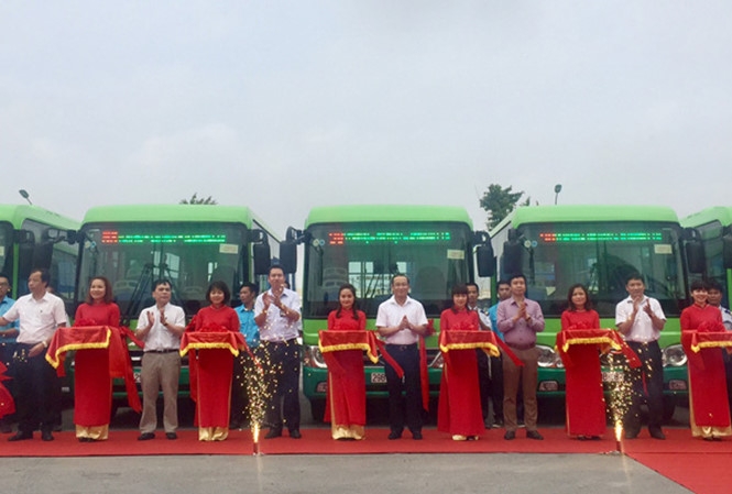 ha noi thay toan bo xe moi tren tuyen buyt bach khoa chem