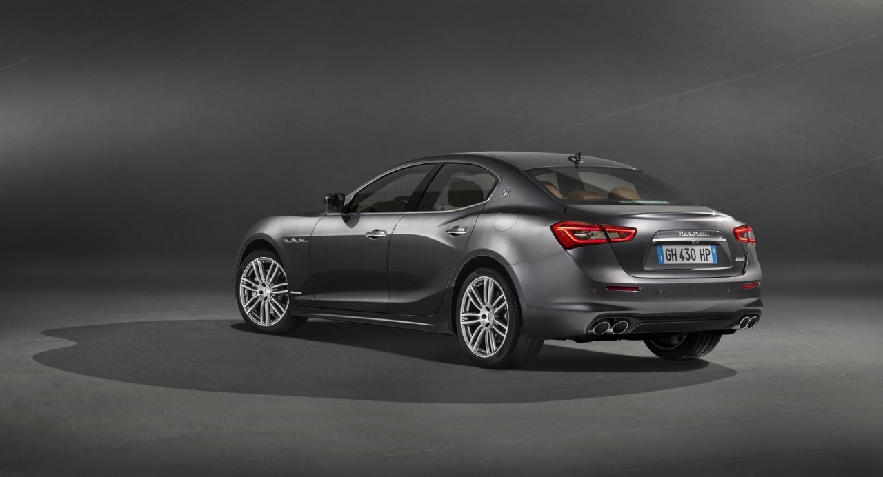 maserati gioi thieu ghibli phien ban nang cap nhe bo sung cong nghe tu hanh