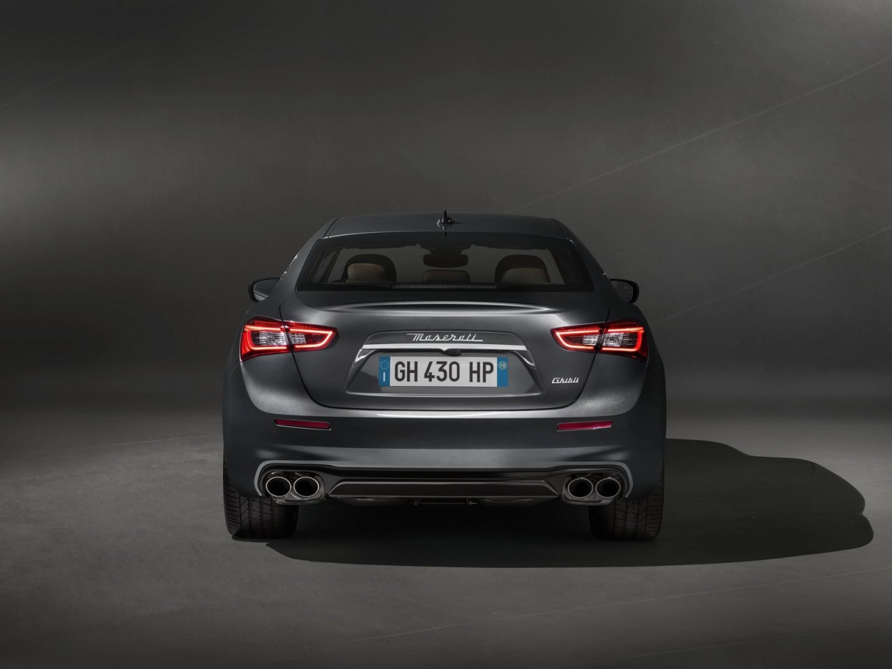 maserati gioi thieu ghibli phien ban nang cap nhe bo sung cong nghe tu hanh