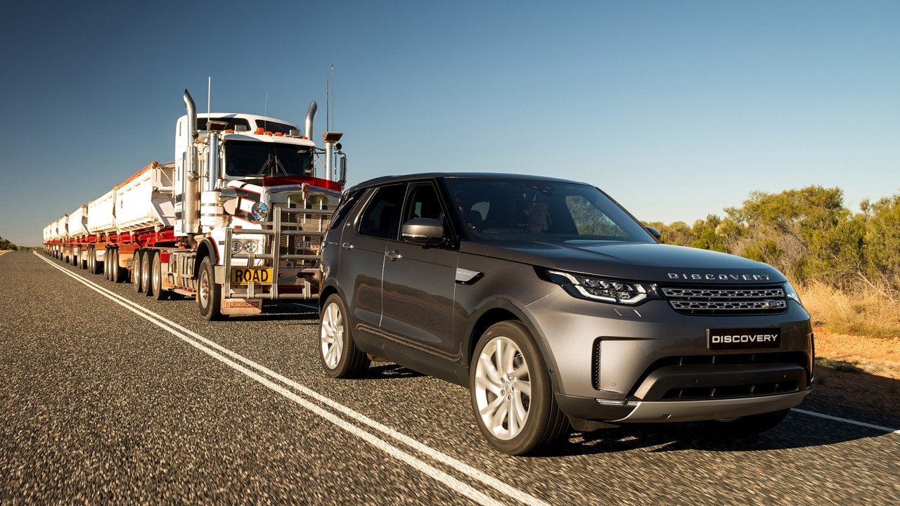Land Rover Discovery phô diễn sức mạnh với màn kéo xe siêu trường nặng 121 tấn