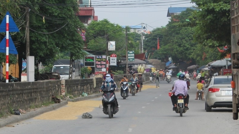Hà Nội: Ẩn họa giao thông từ "hàng rào" phơi thóc trên Quốc lộ 21B