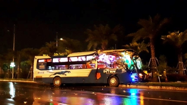 Xe khách đâm xe tải kinh hoàng tại Nội Bài