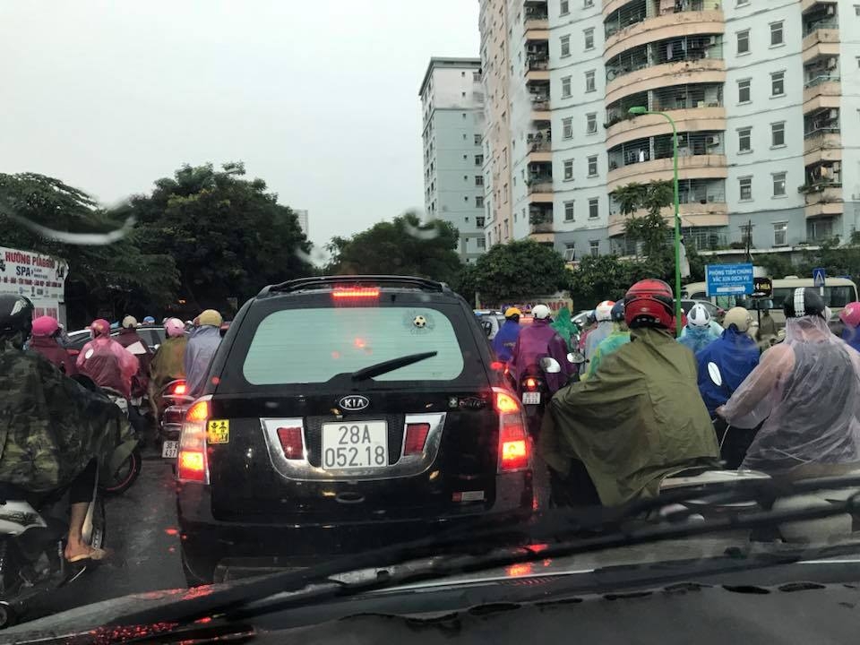 Giao thông Thủ đô bế tắc sau cơn mưa lớn sáng ngày 10/10 giao thong thu do be tac sau con mua lon sang ngay 1010