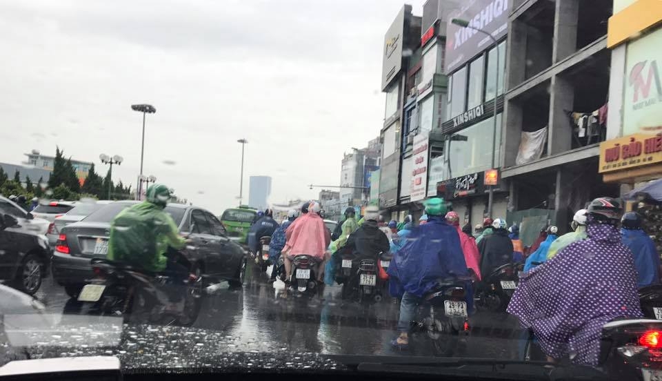 Giao thông Thủ đô bế tắc sau cơn mưa lớn sáng ngày 10/10 giao thong thu do be tac sau con mua lon sang ngay 1010