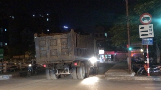 Hà Nội: Xe tải hạng nặng lộng hành đe dọa cầu Khương Đình