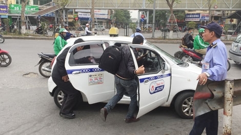 Hà Nội: Loạn taxi trước cổng bệnh viện