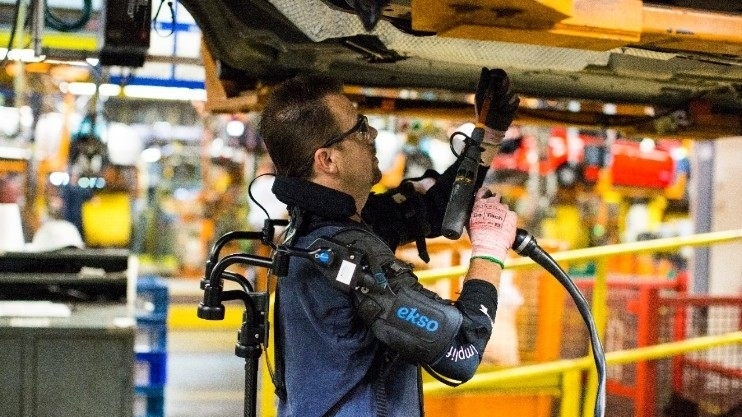 Ford giảm tải cho công nhân nhà máy với "áo giáp siêu nhân" Exoskeleton