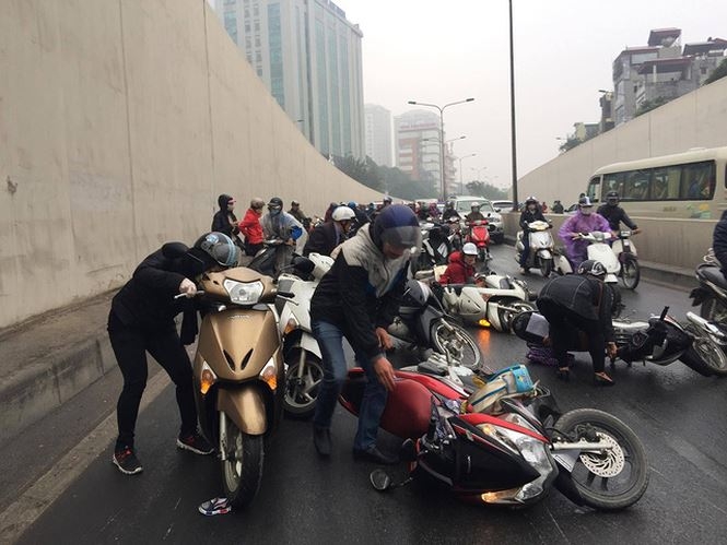 ha noi xe may nga do la liet trong ham chui kim lien