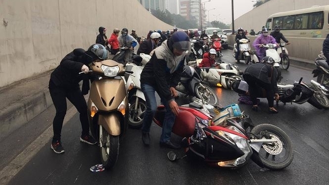Hà Nội: Xe máy ngã đổ la liệt trong hầm chui Kim Liên