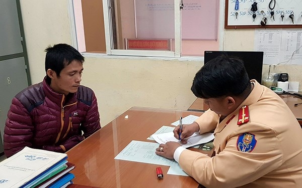 ha noi tai xe lai xe nguoc chieu tren vanh dai 3 bi tuoc bang lai 2 thang