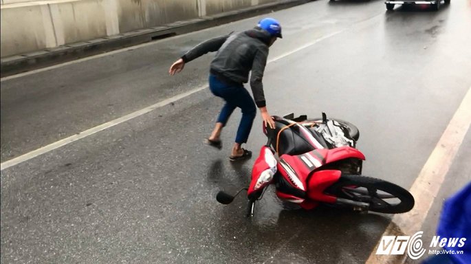ha noi xe may nga do la liet trong ham chui kim lien