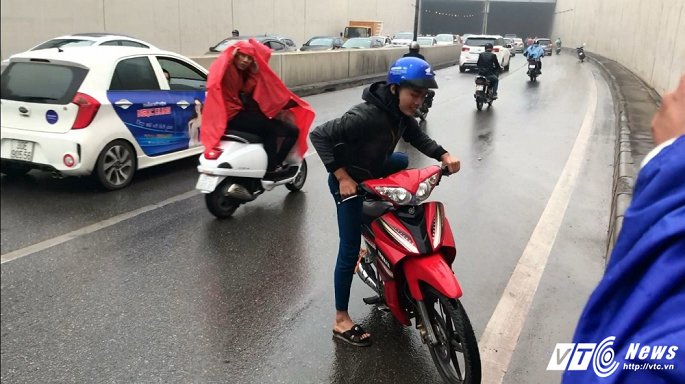 ha noi xe may nga do la liet trong ham chui kim lien