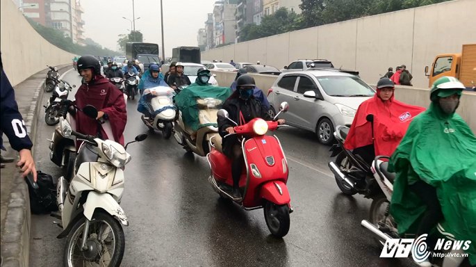 ha noi xe may nga do la liet trong ham chui kim lien