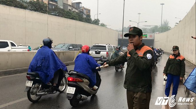 ha noi xe may nga do la liet trong ham chui kim lien