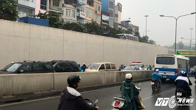 ha noi xe may nga do la liet trong ham chui kim lien