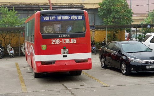 ha noi tai xe lai xe nguoc chieu tren vanh dai 3 bi tuoc bang lai 2 thang
