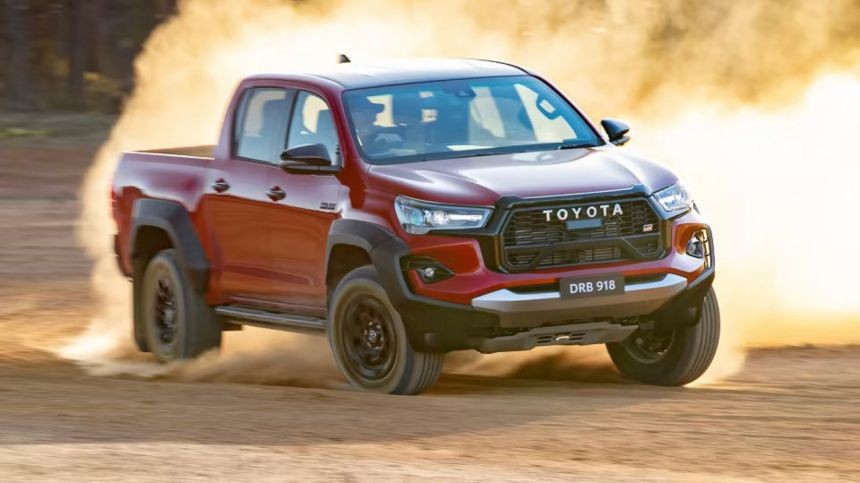 Toyota Hilux GR Sport 2023 ra mắt, đối đầu Ford Ranger Raptor