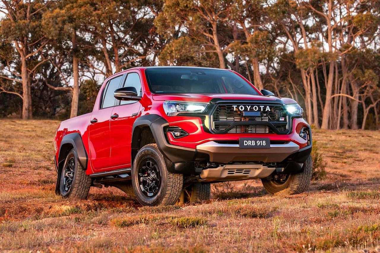 Toyota Hilux GR Sport 2023 ra mắt, đối đầu Ford Ranger Raptor