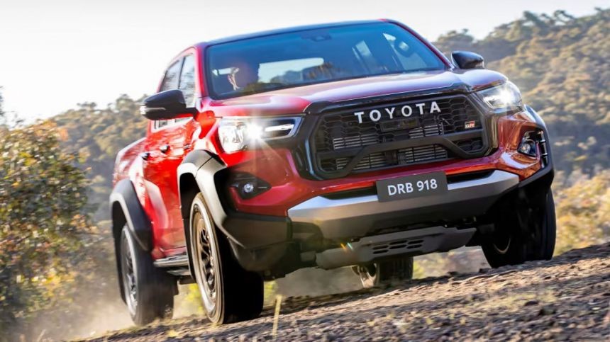 Toyota Hilux GR Sport 2023 ra mắt, đối đầu Ford Ranger Raptor