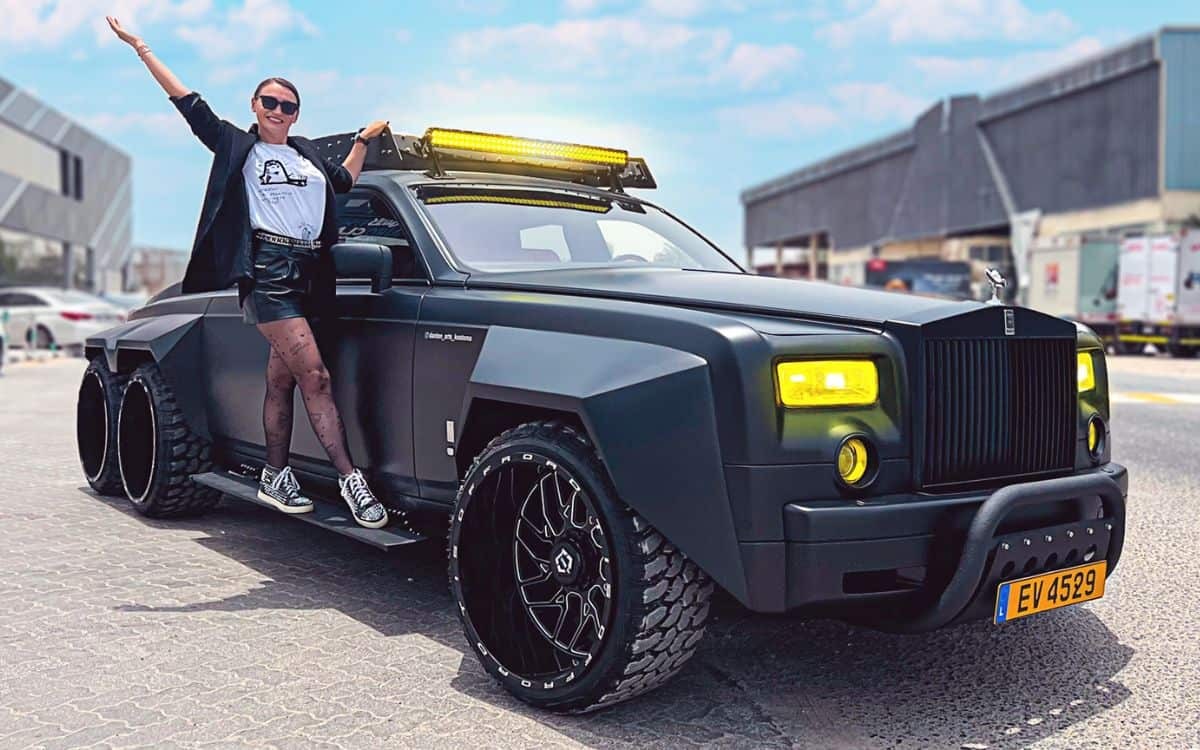 Supercar Blondie lái thử Rolls-Royce 6 bánh, bị người Việt chê vì dùng LED rẻ tiền