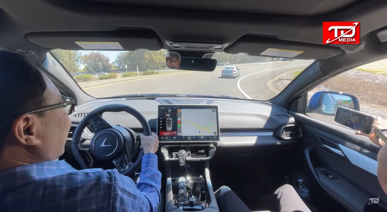 Chủ gara lớn nhất ở California Mỹ nhận xét: “VinFast VF8 an toàn hơn Tesla"