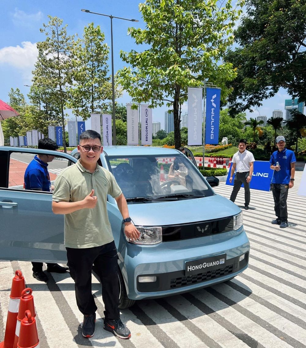 Khách hàng nữ đầu tiên chốt Wuling HongGuang Mini EV: "Tôi mua xe để đi dạo phố, đón hai con cho tiện"
