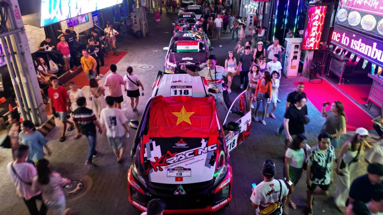 Các tay đua Việt Nam ra mắt hoành tráng tại giải đua AXCR 2023