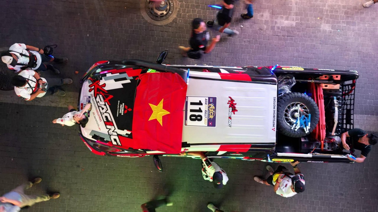 Các tay đua Việt Nam ra mắt hoành tráng tại giải đua AXCR 2023