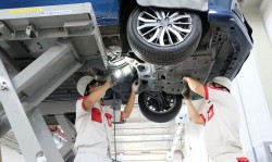 Bảo dưỡng ô tô nên vào hãng hay garage ngoài?