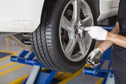 Thay, đảo hay độ lốp xe ô tô bị sai thông số lốp có đăng kiểm được không?