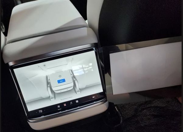 Tesla lắp màn hình lớn cho người ngồi sau, hứa hẹn mở ra xu hướng mới
